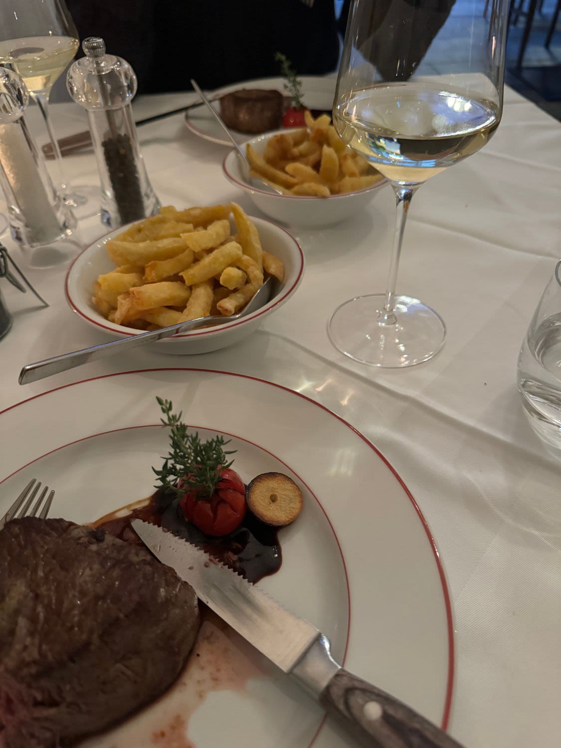Stół w restauracji Steak Boutique w Grazu. Na stole leżą talerze ze stekami i frytkami.