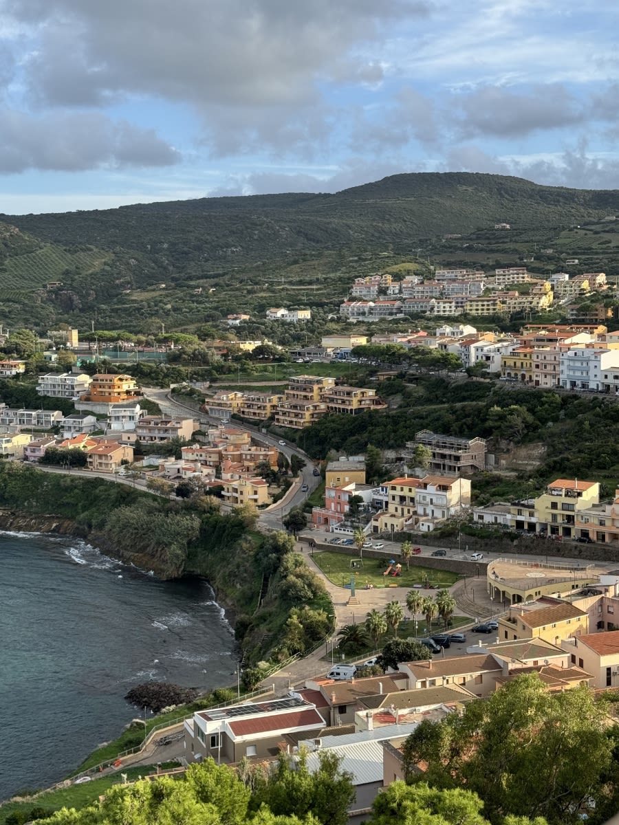Miasteczko Castelsardo w północnej Sardynii, w prowincji Sassari. Kolorowe domy położone są piętrowo.
