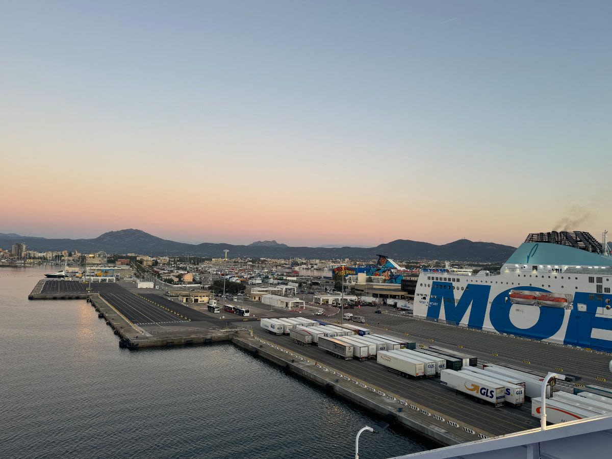 Port w Olbii - stolicy Sardynii. Po lewej stronie prom Moby Lines - przewoźnik obsługujący połączenia na terenie Morza Śródziemnego.