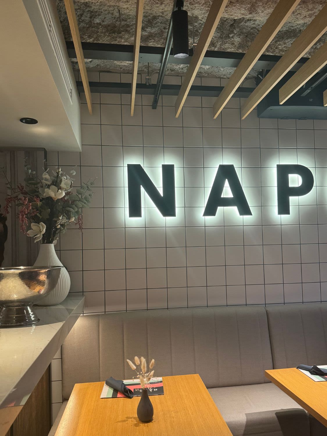 Wnętrze restauracji Napo Pizza Napoletana w Grazu.