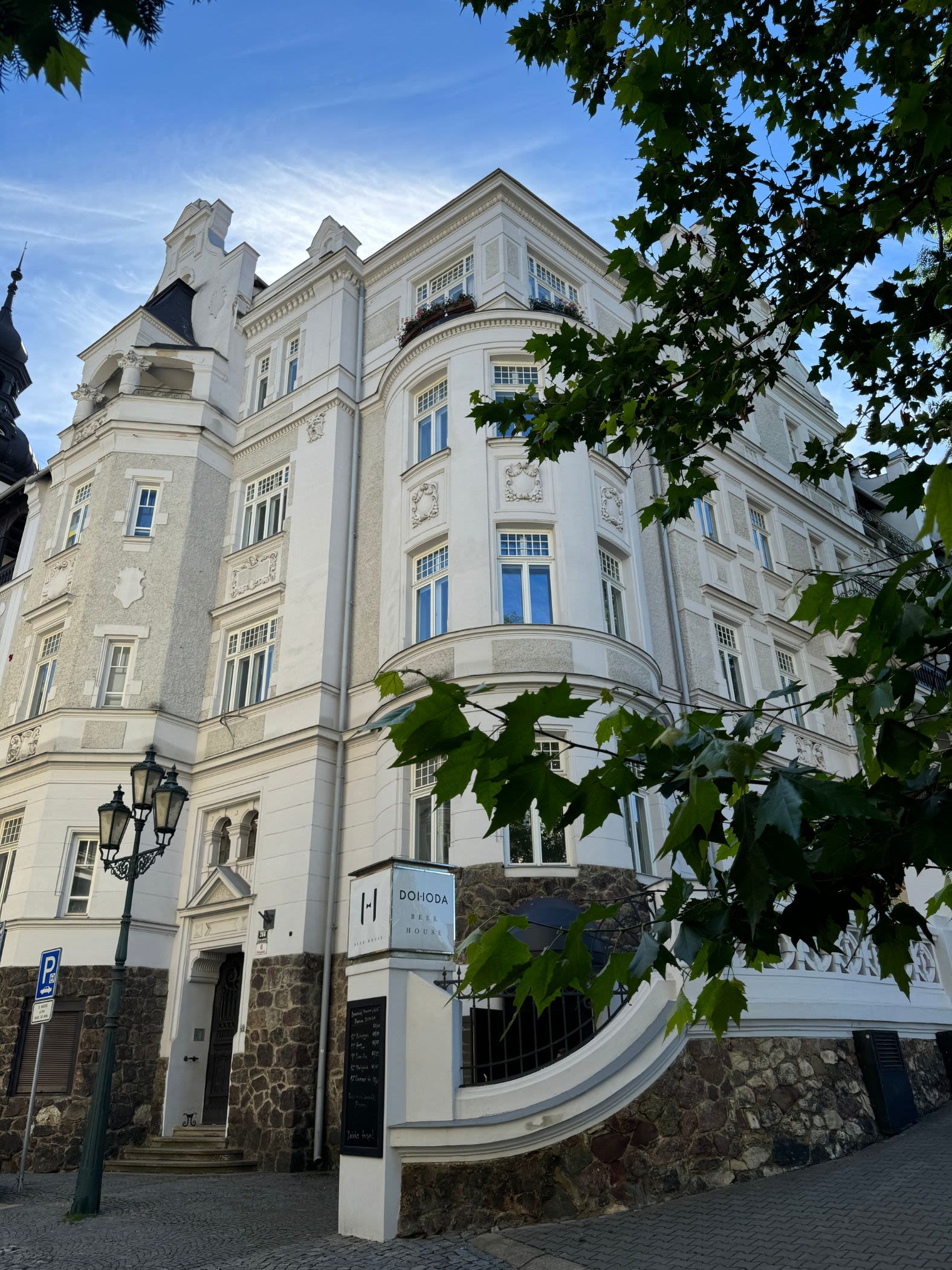 Czeskie miasto Brno latem. Na zdjęciu widoczna jest elegancka biała kamienica.