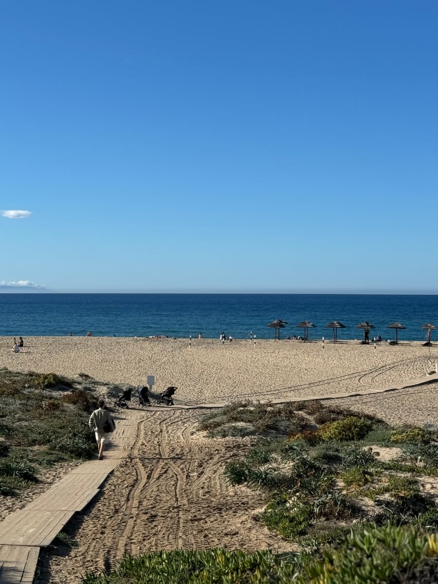 Plaża Spiaggia San Pietro A Mare di Valledoria w październiku. Plaża położna w północnej części Sardynii. Na plaży znajduje się tylko kilku turystów.