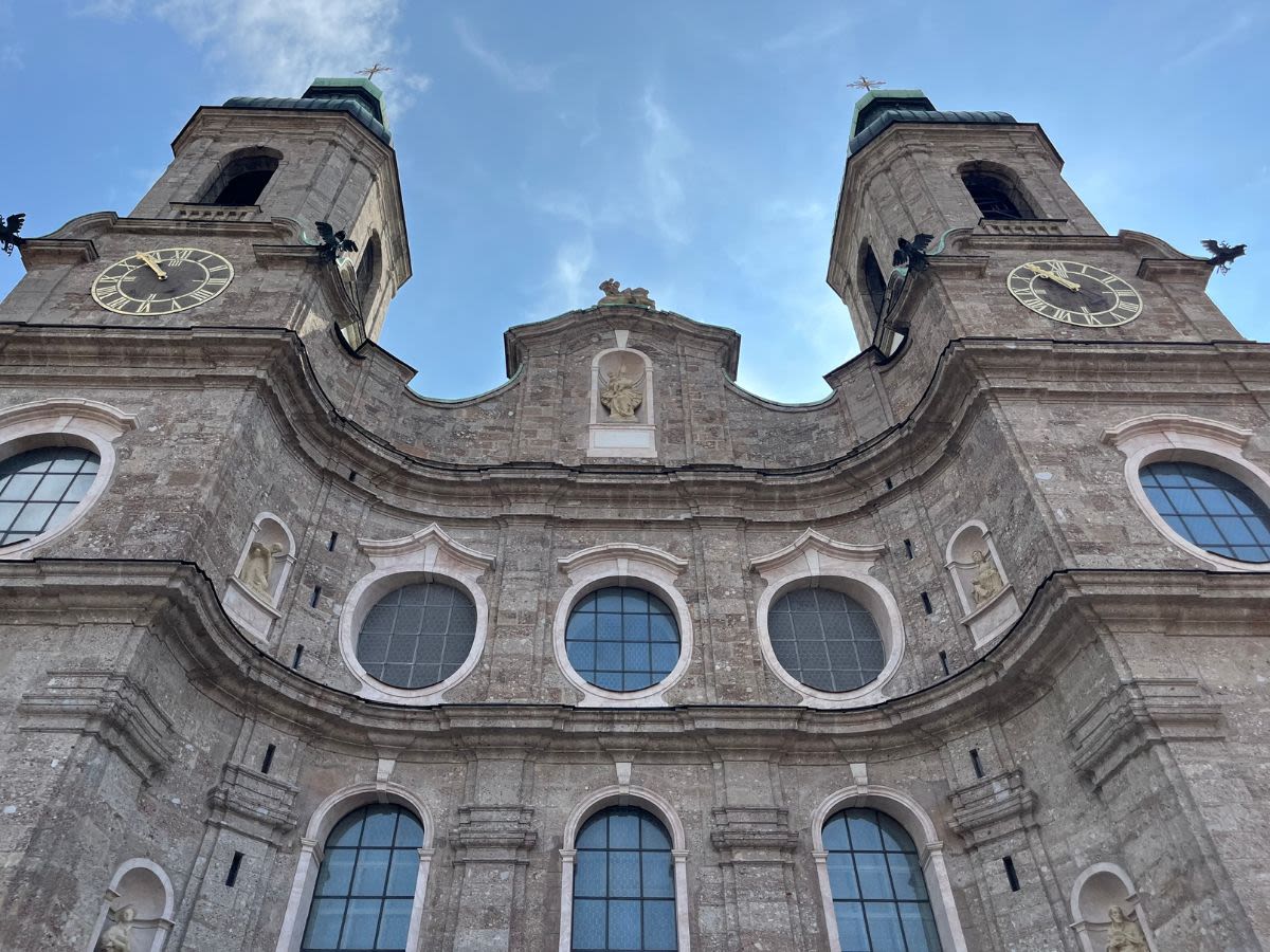 Fragment katedry św. Jakuba w Innsbrucku. Bogato zdobiona fasada i okna. Dwie wieże z każdej ze stron.