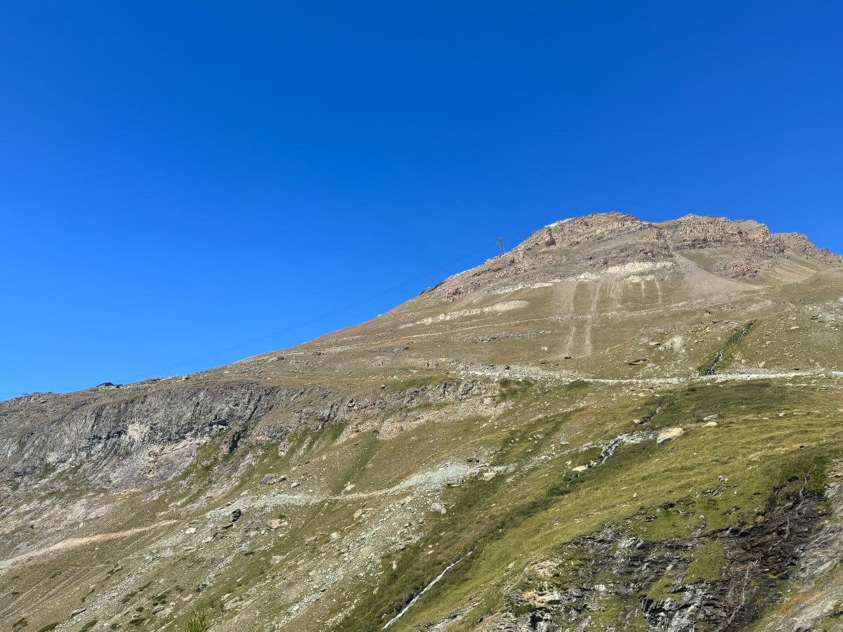 Alpejski krajobraz niedaleko Zermattu i Matterhorna. Błękit nieba kontrastuje z surowym klimatem gór.