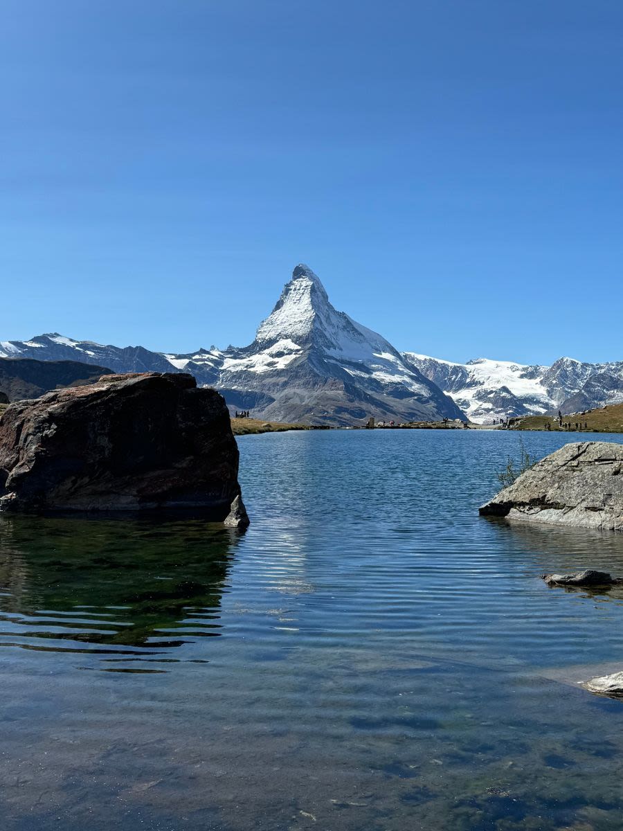 Góra Matterhorn latem. Na pierwszym alpejskie planie jezioro Stellisee.