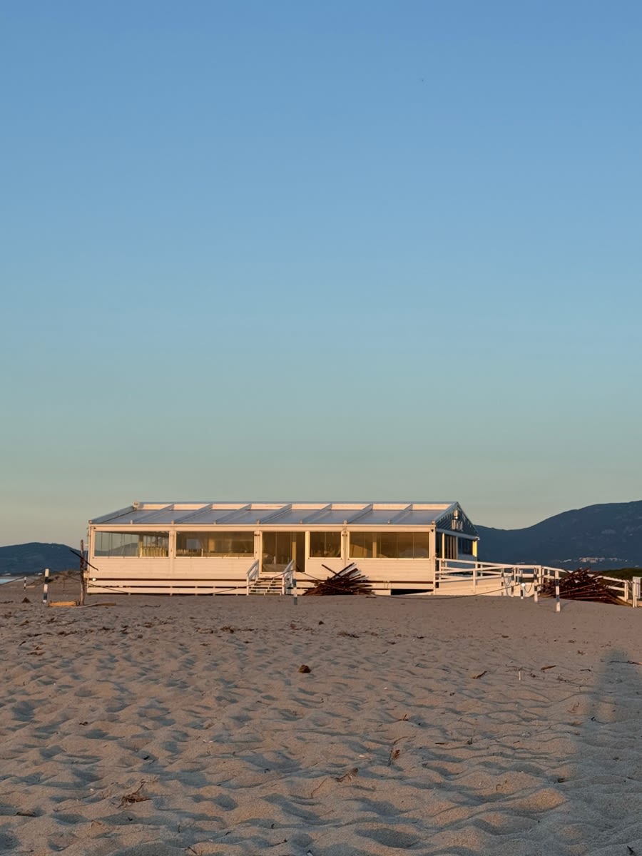 Restauracja plażowa na Sardynii. Jest październik i miejsce jest już nieczynne.