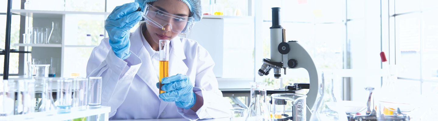 A student doing an experiment in the chemical lab