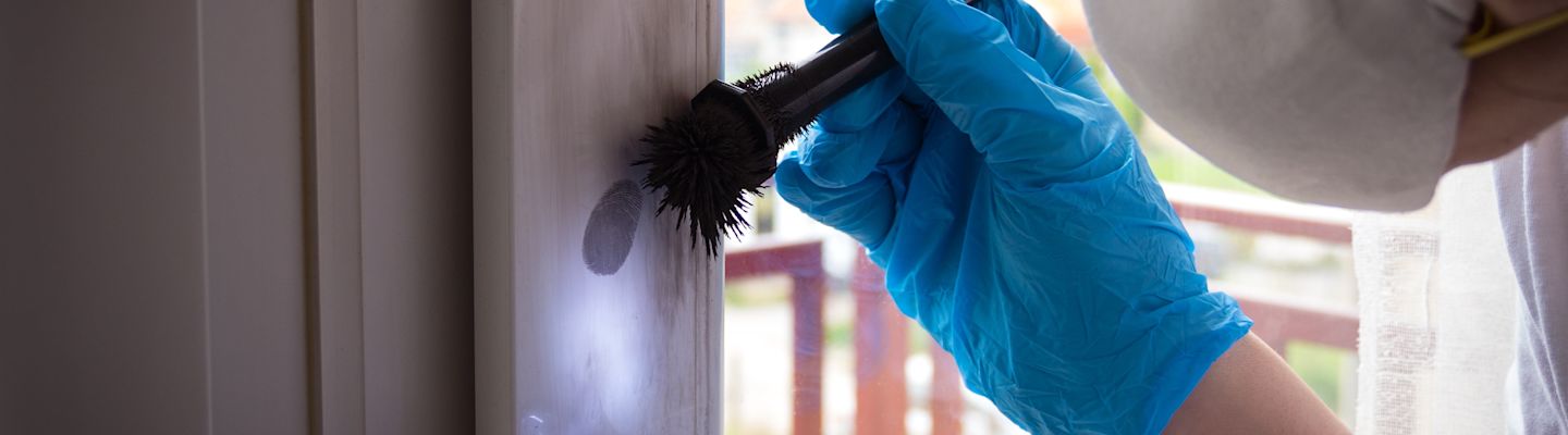 Forensic expert finds fingerprints on window