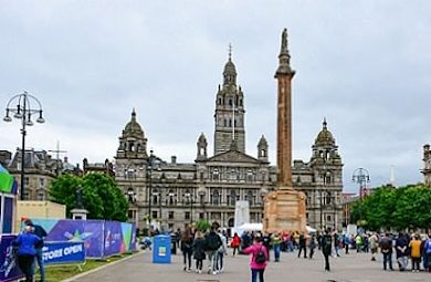 living in glasgow, guide to live in glasgow, glasgow university campus with students walking