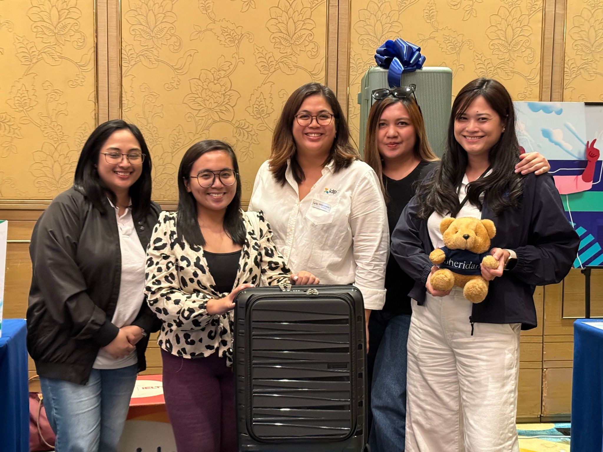 One lucky student wins free luggage bag from IDP