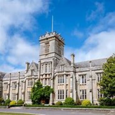 Traditional Boarding School และ International College