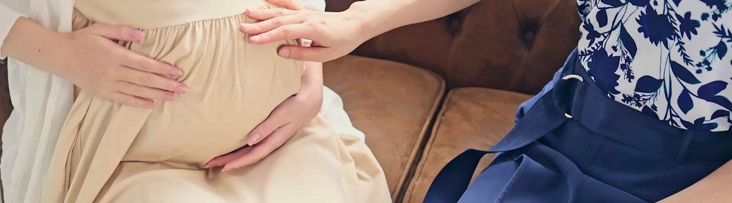 A nurse with a pregnant women