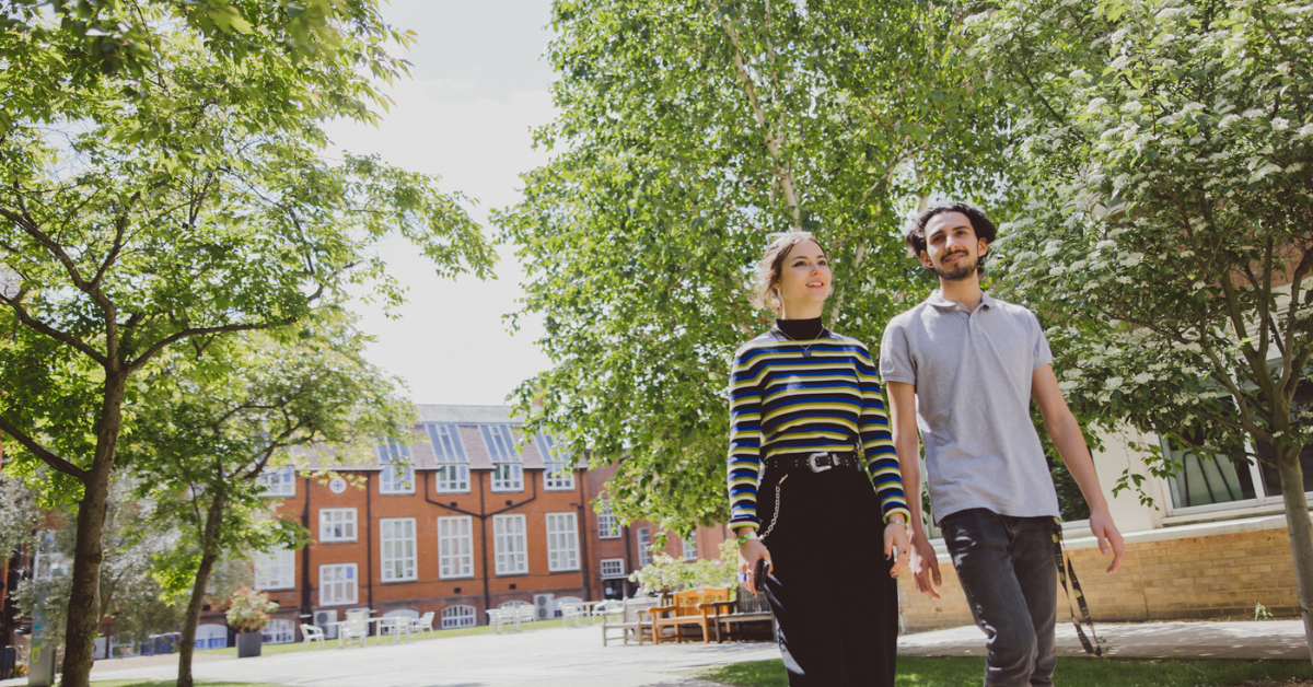 living in new york, guide to live in new york, new york university campus with students walking