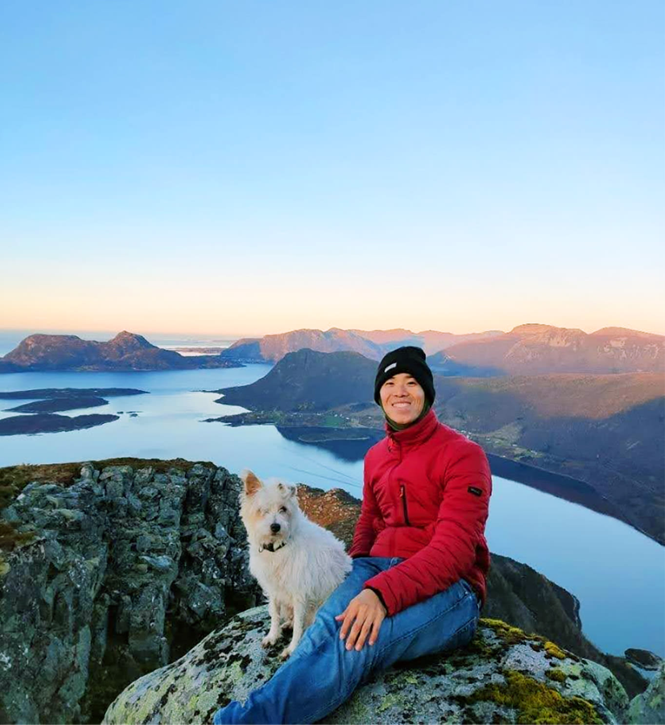 Shih-Chieh Cheng with a dog in the mountains