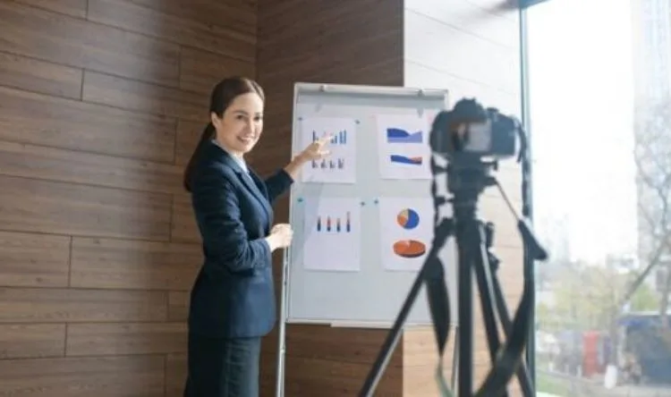 A women presenting a slideshow