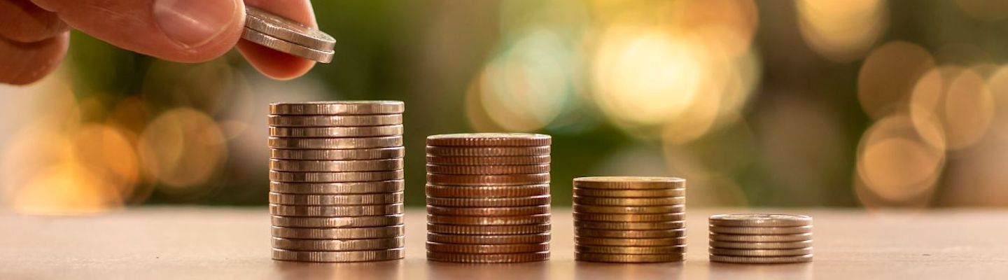 A picture of coins being arranged in ascending order