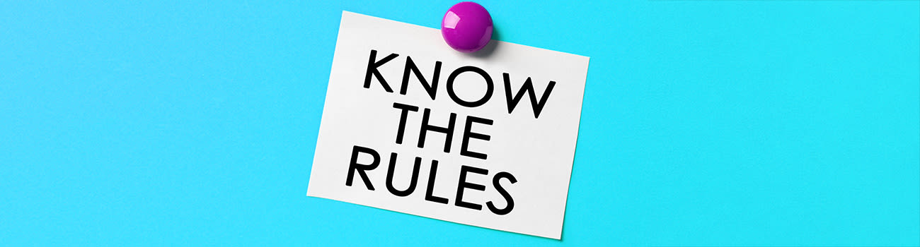 Paper note with phrase Know the rules on a blue background