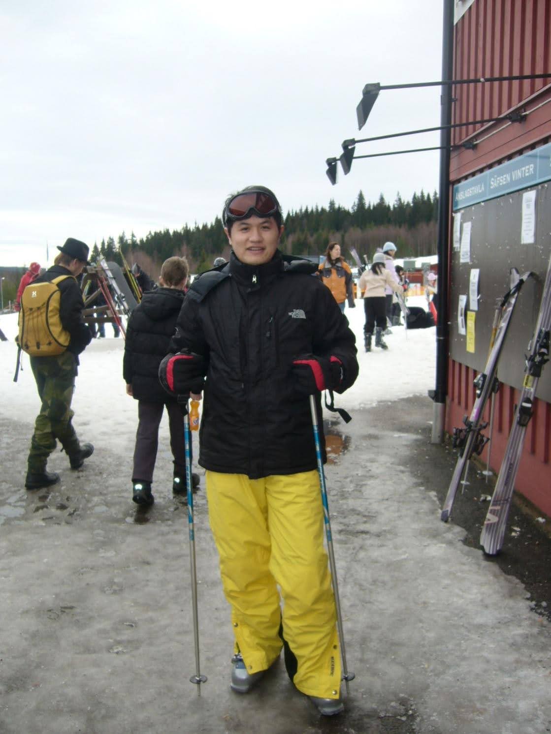 Alex Liang, skiing image