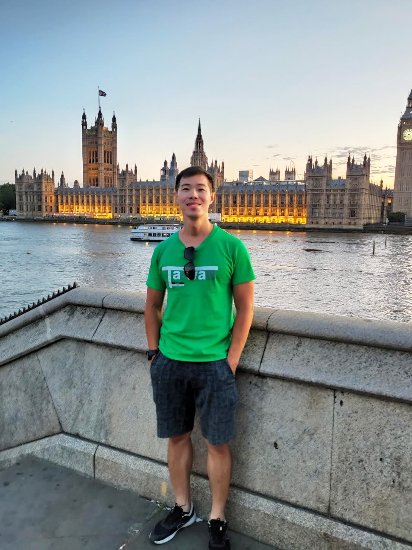 Shih-Chieh Cheng, IDP International Student in front of the Parliament building