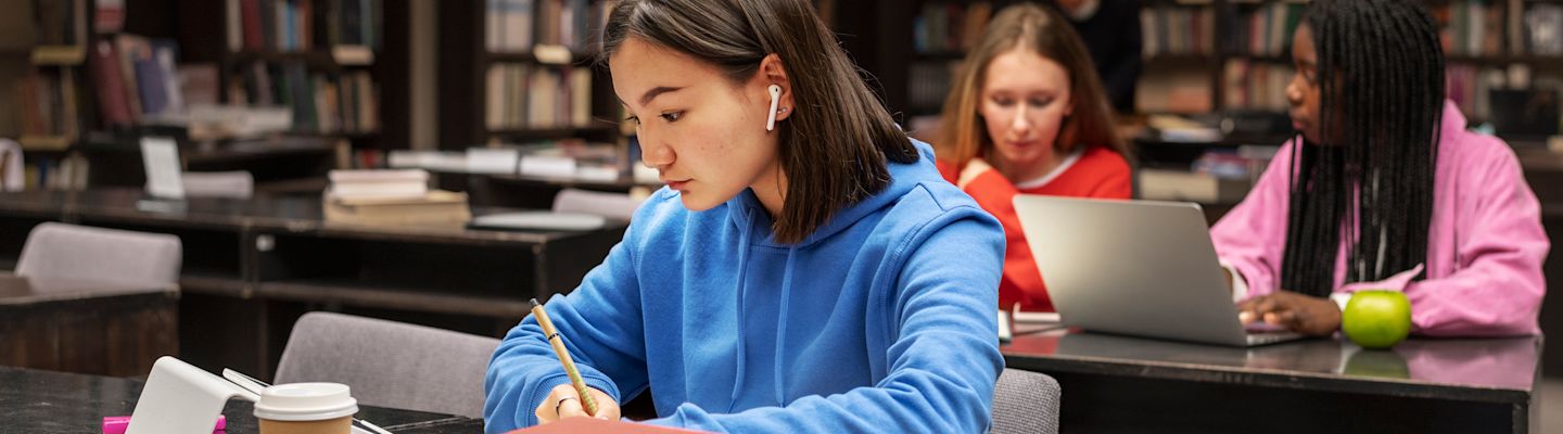 Mơ Thấy Bạn Học Thời Sinh Viên Đánh Con Gì? Giải Mã Giấc Mơ Và Con Số May Mắn