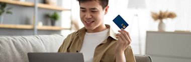 Student buy things online using his student discount card