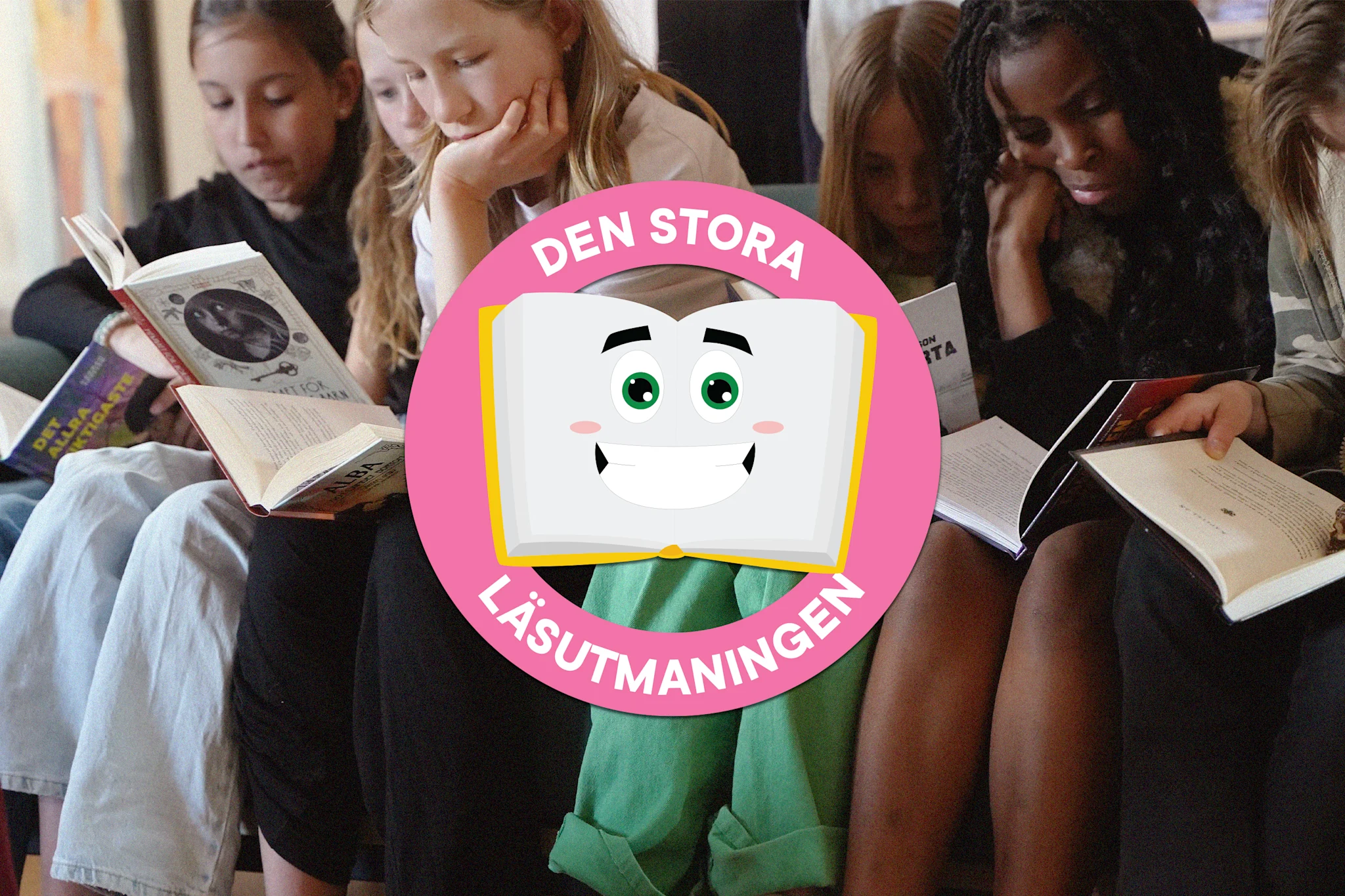 Flera personer sitter på en soffa och läser böcker, med en skylt som säger 'Den stora läsutmaningen'.