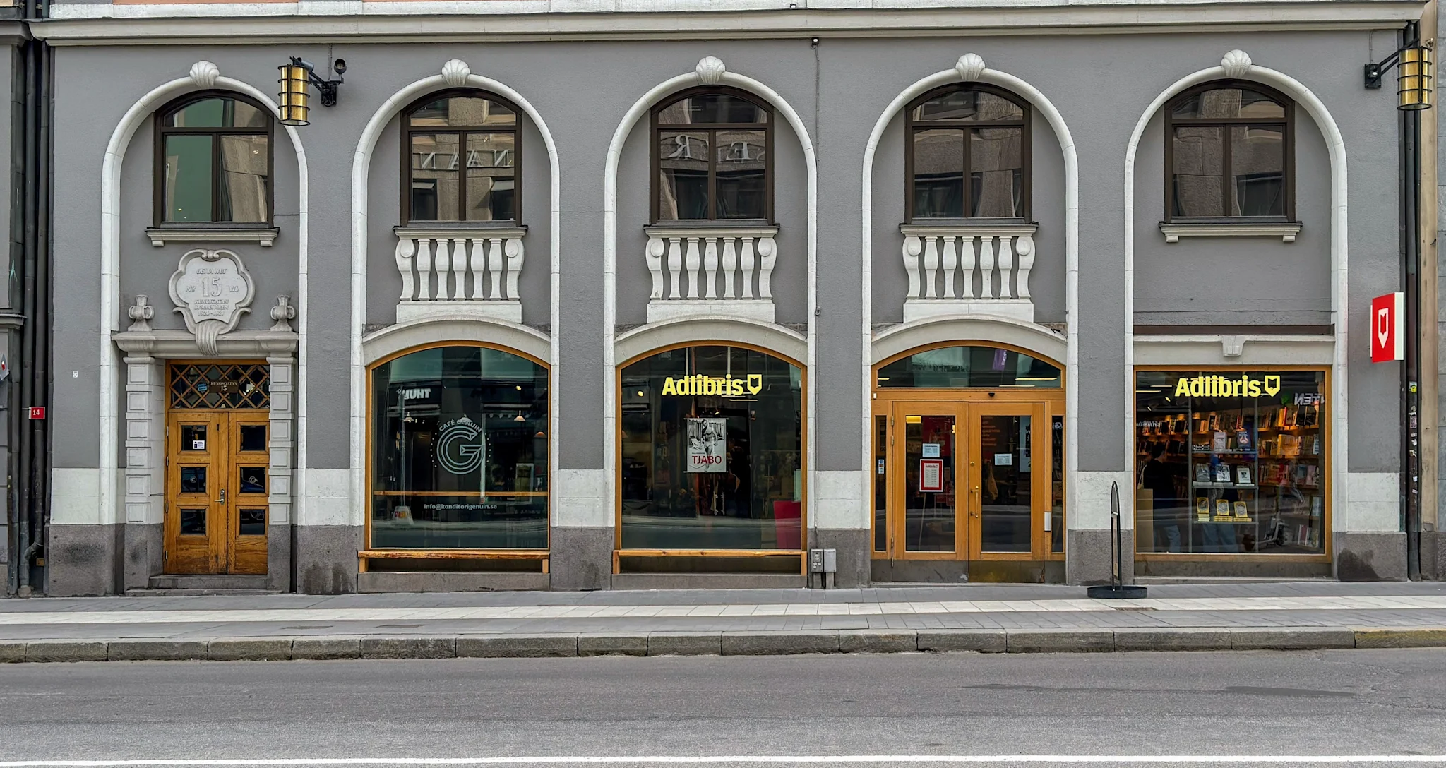 Exteriör av Adlibris bokhandel.