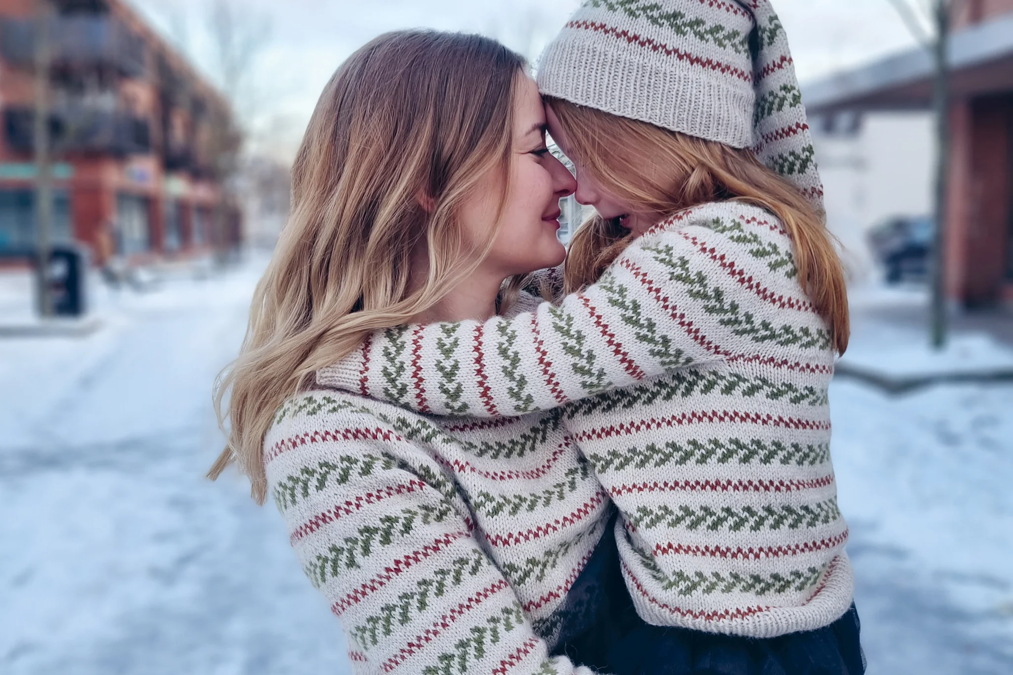 Tidløse skatter fra Strikkefruen Holly-Jolly-genser dame og barn