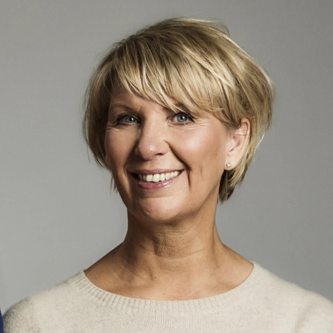Författarporträtt av Christina Olséni, klädd i en ljus tröja med kort hår.