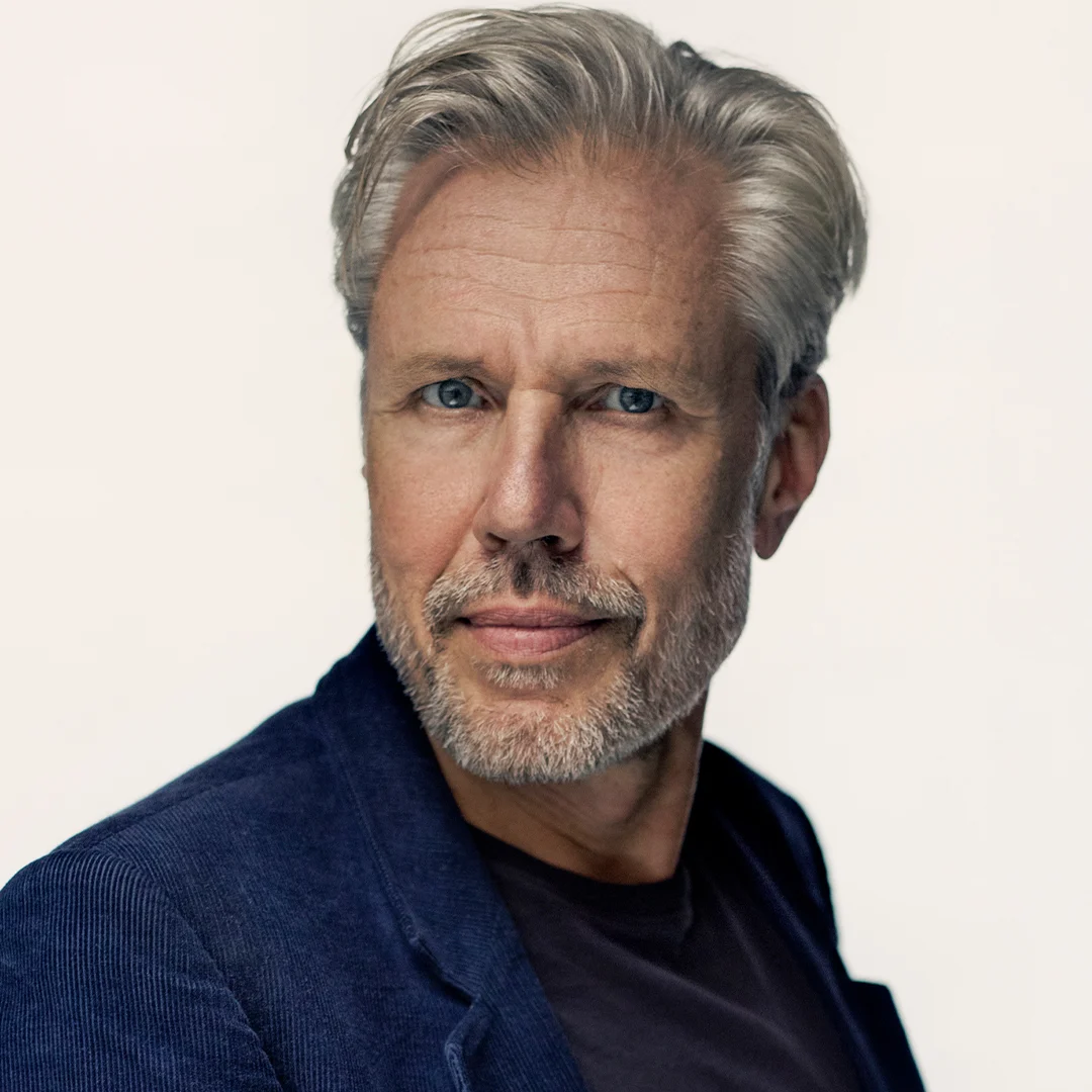 Författarporträtt av Carl-Johan Vallgren.