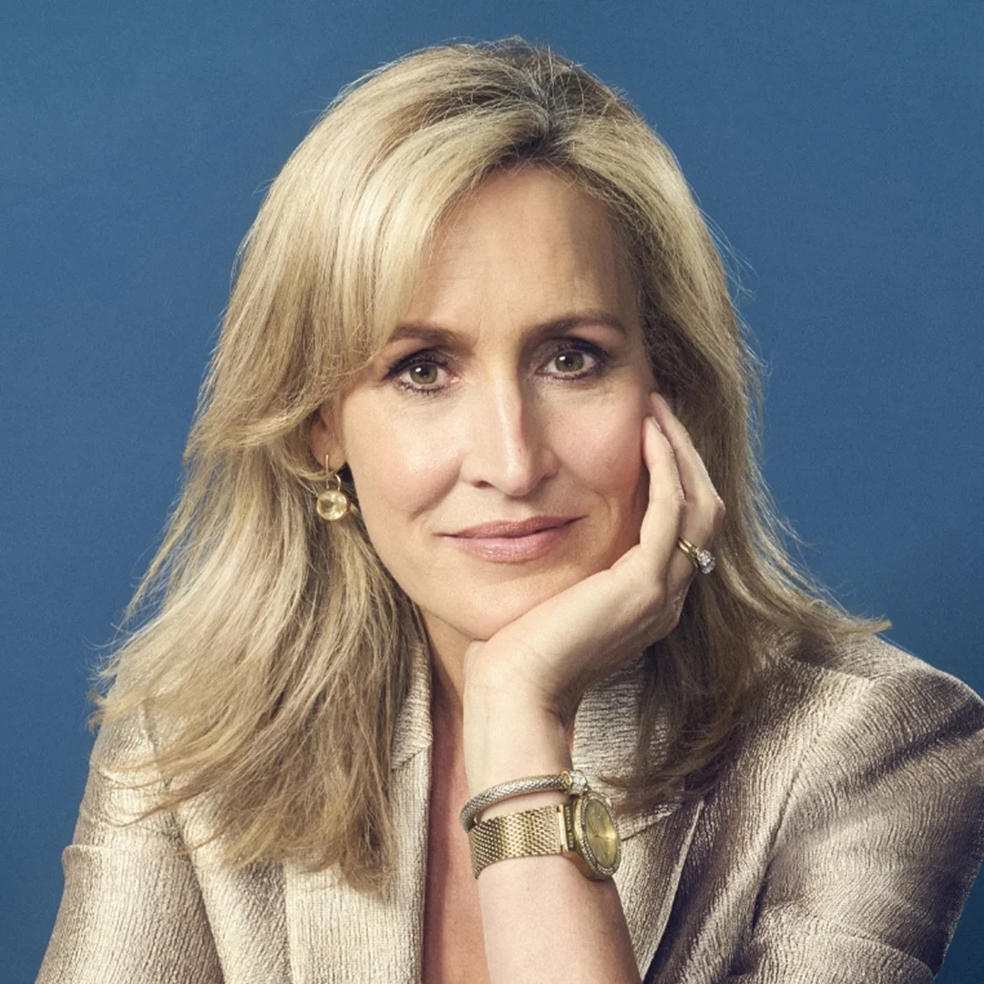 Portrett av forfatteren Santa Montefiore med hånden under haken.