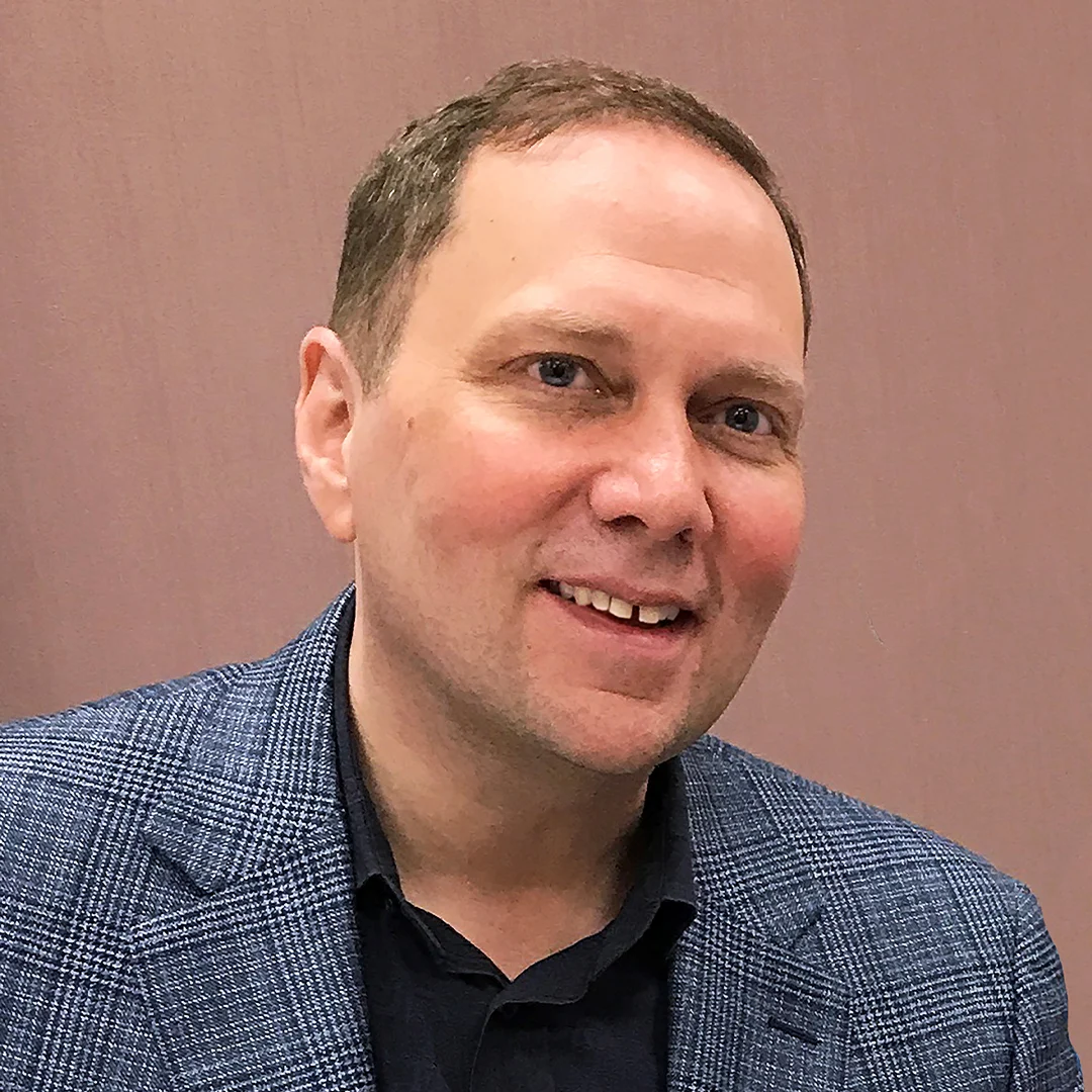 Författarporträtt av Dav Pilkey som håller sin bok 'Dog Man'.