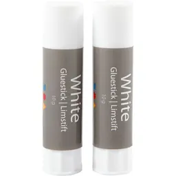 Kuva kahdesta valkoisesta liimapullosta, kumpikin 10 grammaa, harmaalla etiketillä ja valkoisella korkilla.