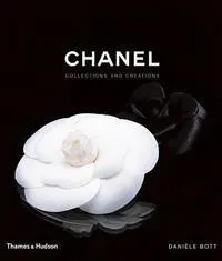 Bokomslag for 'Chanel: Collections and Creations' med en hvit blomst på svart bakgrunn.