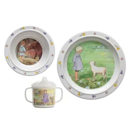 Barnservis med illustrationer av barn och djur, designad av Elsa Beskow.