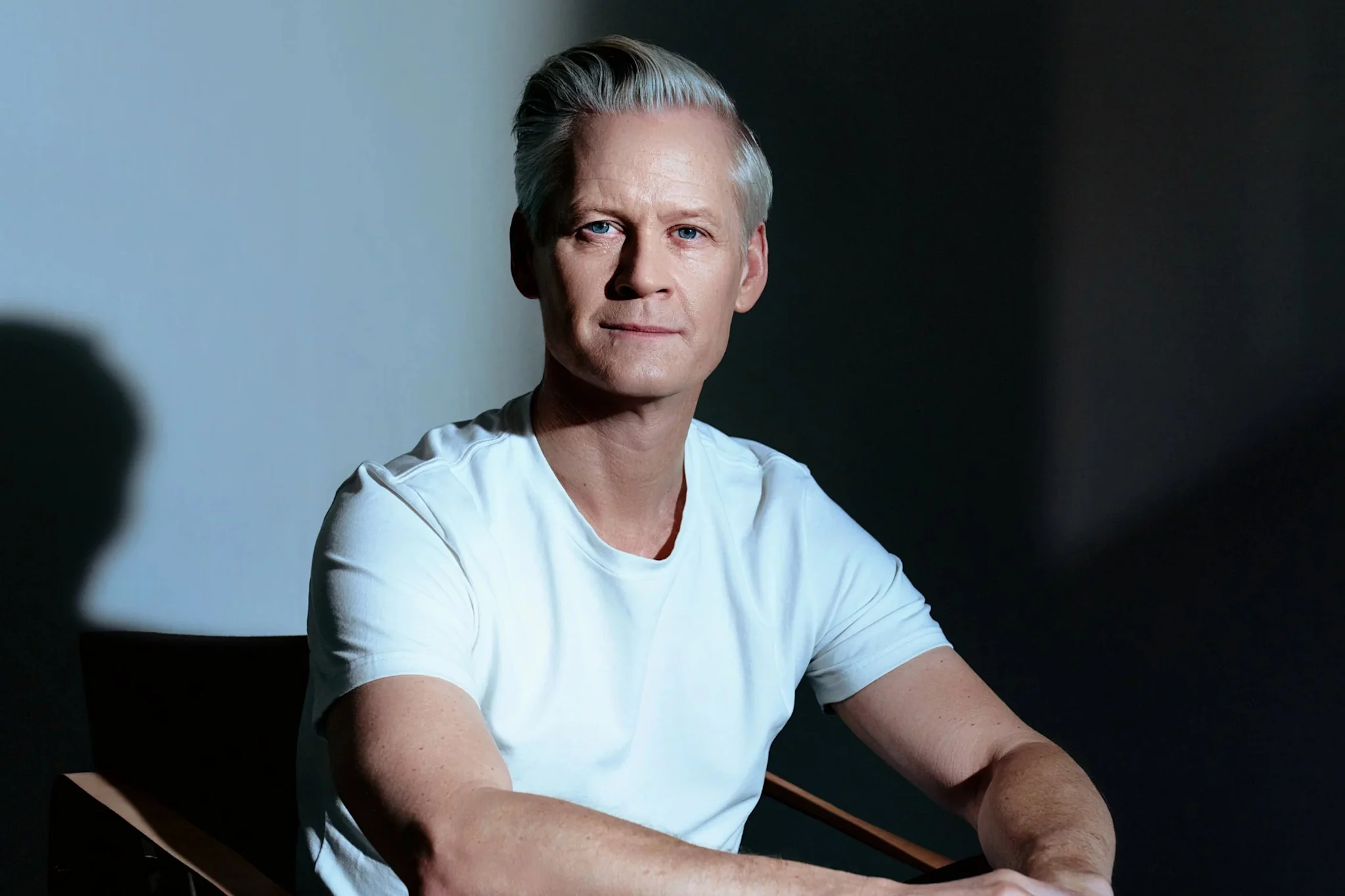 Porträtt av författaren Henrik Fexeus i en ljus t-shirt.