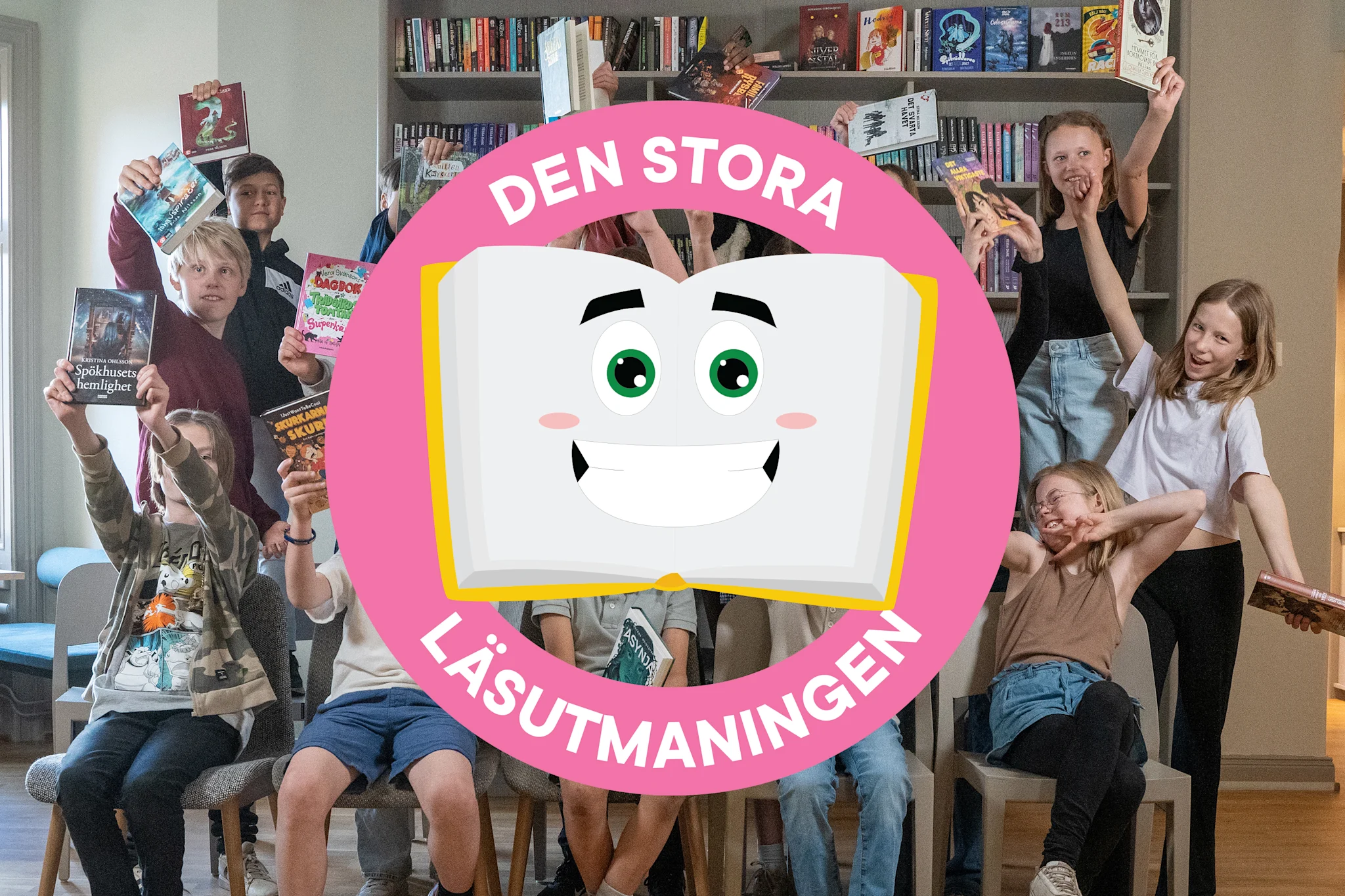 Grupp av barn som håller upp böcker i en läsutmaning, med en stor, glad bok som logo.