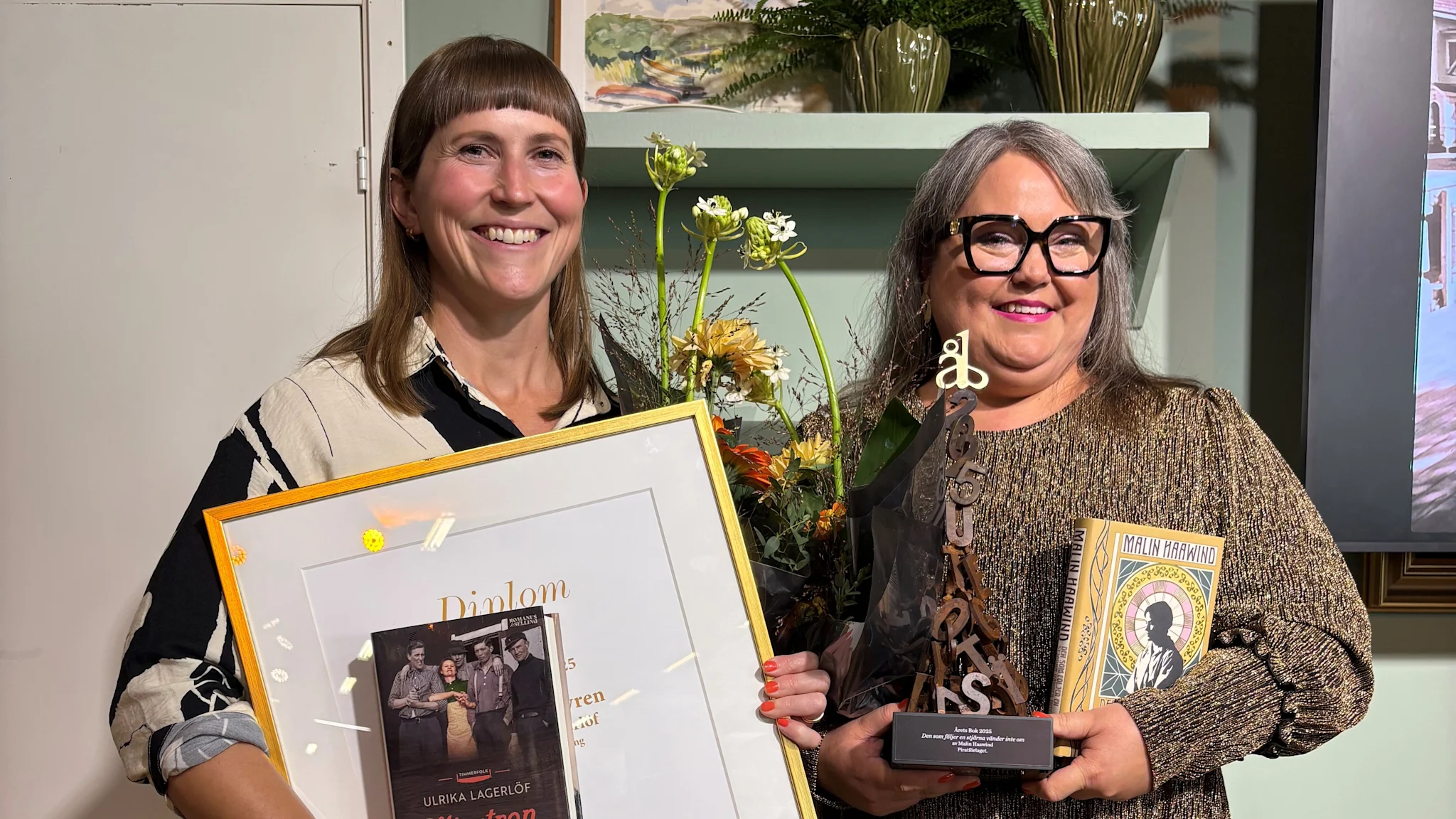 Bild på vinnaren av Årets bok 2025 Malin Haawind tillsammans med andrapristagaren Ulrika Lagerlöf