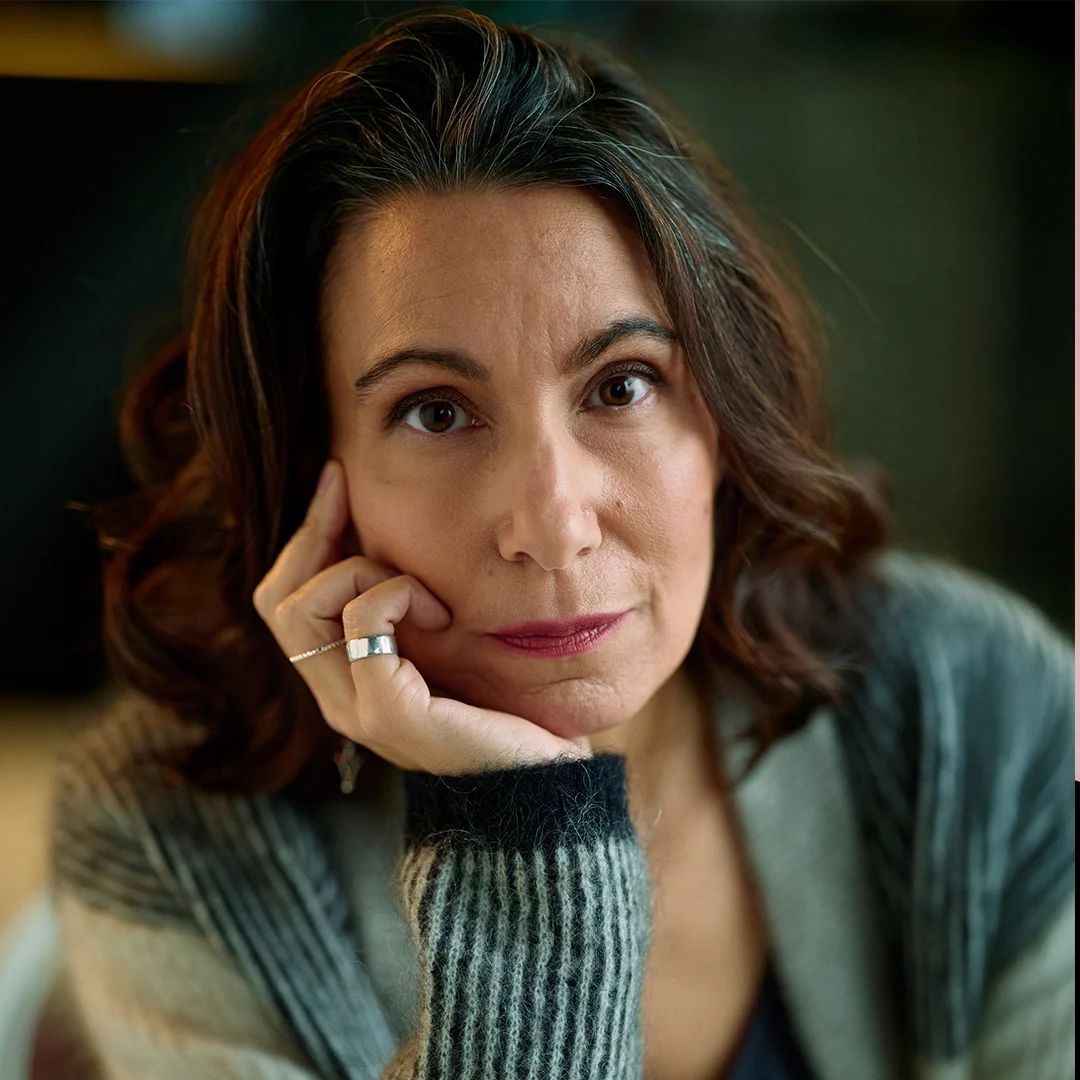 Porträtt av författaren Fatima Bremmer, sittande med handen under hakan.