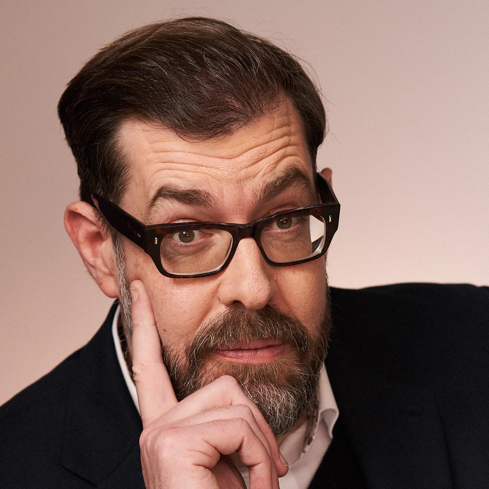 Richard Osman Författarporträtt