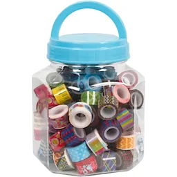 En plastburk med ett blått lock, fylld med färgglada washi-tejp rullar i olika mönster.