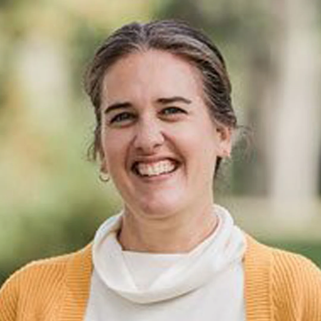 Författarporträtt av Laurie Gilmore i en gul kavaj