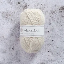 Det er noe spesielt med islandsk ull. Plaggene blir varmende, samtidig som de puster. De blir lette, og samtidig fantastisk koselige. Vi vet ikke hvordan det er mulig. Vi vet bare at det er slik. Når du vil ha et vakkert plagg som tåler den nordiske kulden så er med andre ord Alafosslopi garnet for deg.