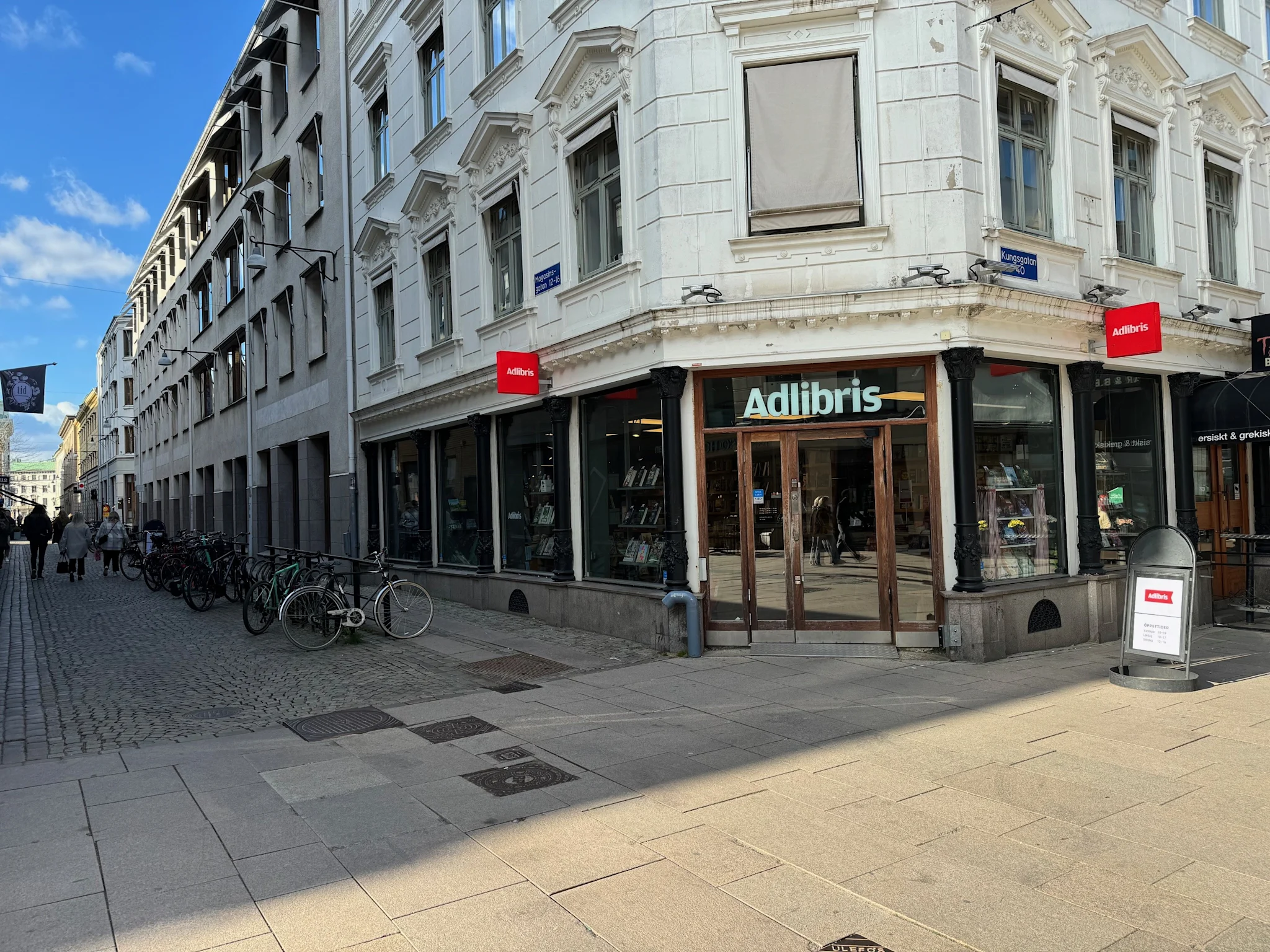 Exteriör av Adlibris bokhandel på Kungsgatan 34 i Göteborg med cyklar parkerade utanför.