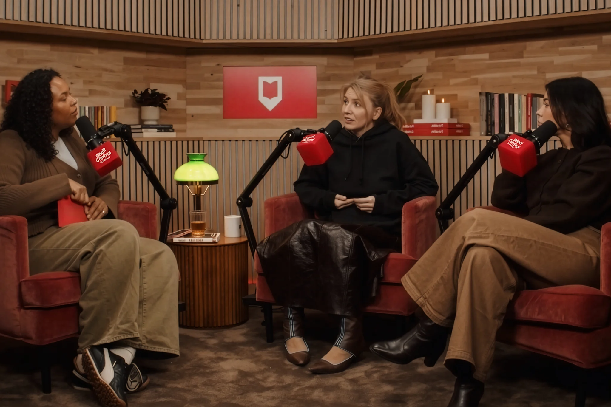 Adlibris nya podcast Shelf control leds av programledaren Amie Bramme Sey. I premiäravsnittet medverkar författaren Amanda Romare tillsammans med profilen Cassandra Klatzkov.