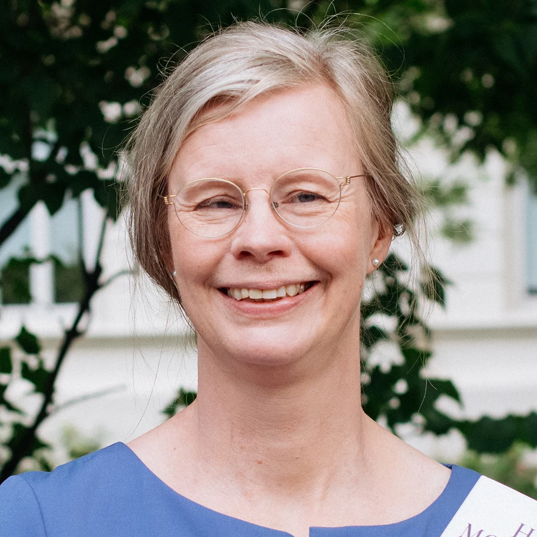 Portrett av forfatteren Hedvig Montgomery ute med grønt bakgrunn.