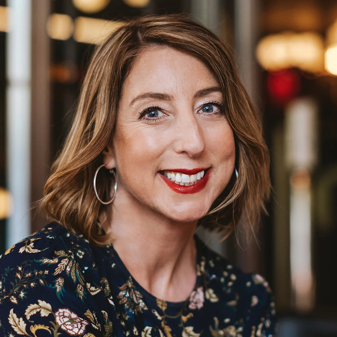 Porträtt av författaren Jenny Colgan i en avslappnad miljö.