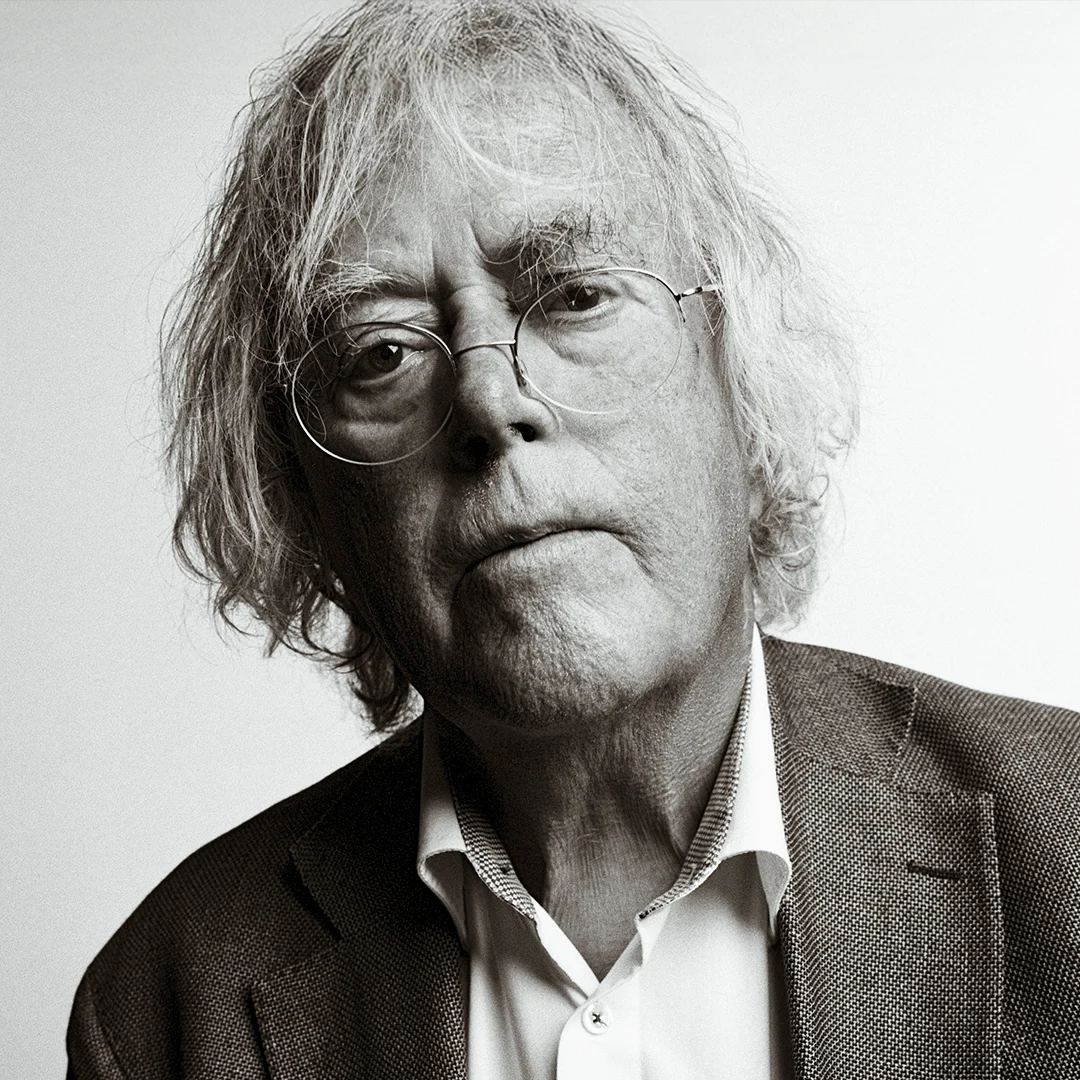 Forfatterportrett av Dag Solstad, iført dress og hvit skjorte.