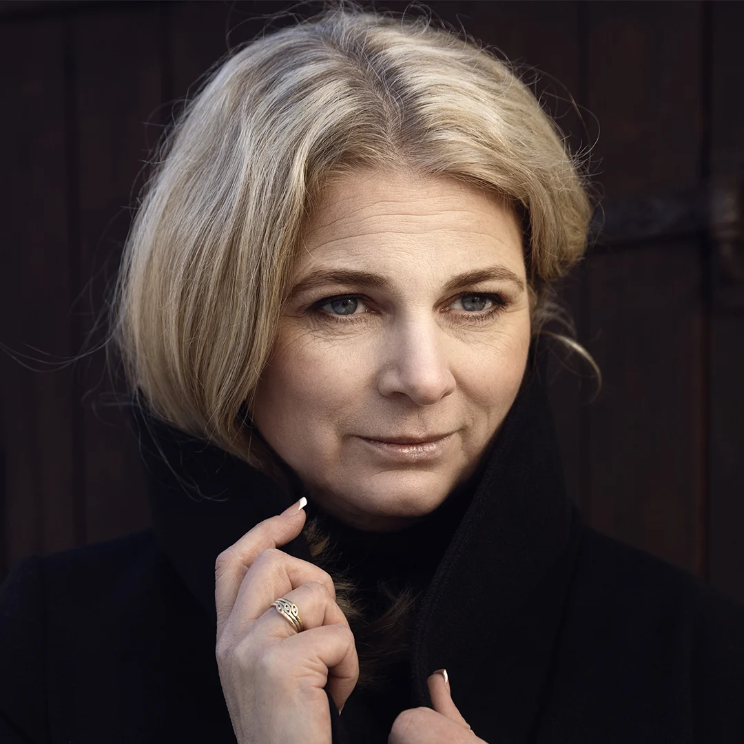 Författarporträtt av Maria Grund, med en mörk jacka