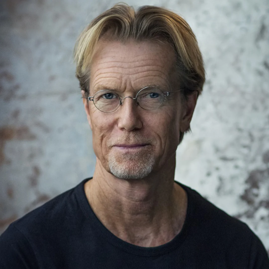 Författarporträtt av Anders Roslund med neutral bakgrund.